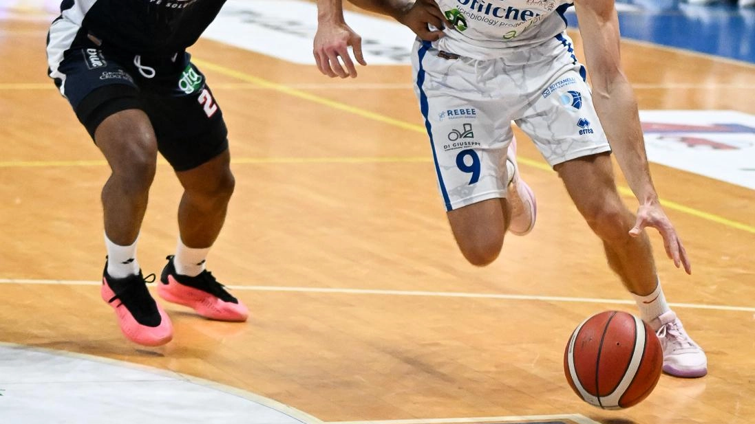 Aukstikalnis batte dal palleggio Benites (foto Facebook Pallacanestro Roseto) Aukstikalnis batte dal palleggio Benites (foto Facebook Pallacanestro Roseto)