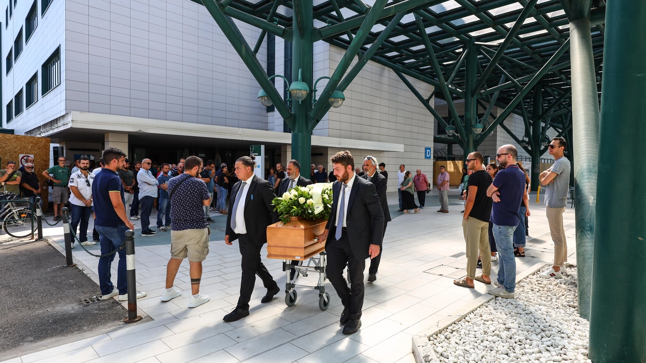 Il feretro di Daniele mentre viene accompagnato fuori dalla cappella dell’ospedale San Giuseppe dopo il funerale Il feretro di Daniele mentre viene accompagnato fuori dalla cappella dell’ospedale San Giuseppe dopo il funerale