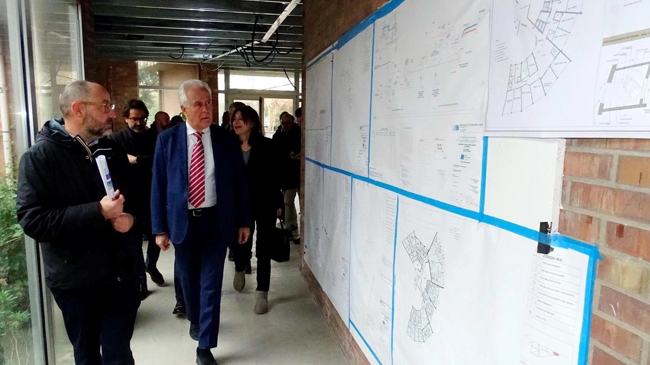 Il presidente Eugenio Giani guidato nel sopralluogo dal direttore della zona distretto Alessandro Campani Il presidente Eugenio Giani guidato nel sopralluogo dal direttore della zona distretto Alessandro Campani