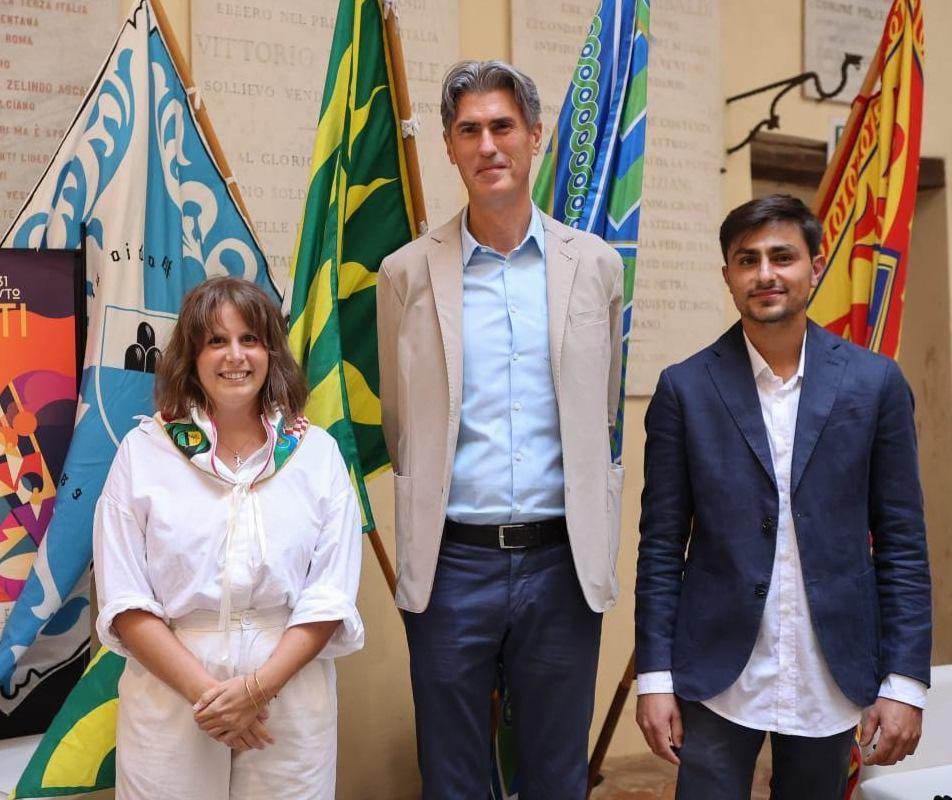 https://www.lanazione.it/image-service/view/acePublic/alias/contentid/NmIxNDE3MWMtNDNiYi00/0/presentato-il-bravio-delle-botti-la-festa-di-montepulciano-al-centro-del-reportage-della-cbs.jpeg?f=1.91:1&w=1200