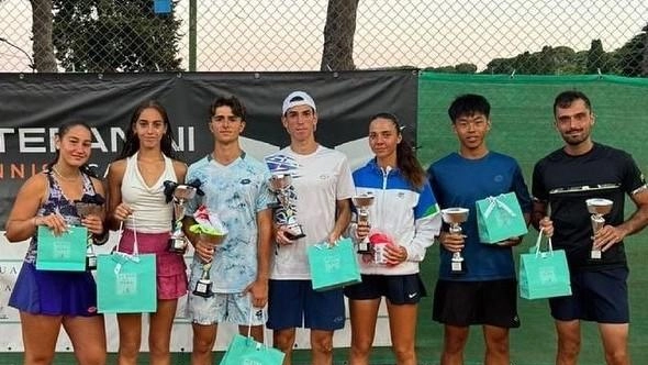 A Porto Azzurro (Isola d’Elba) si è disputato l’Open Stefanini Tennis Academy con il singolare maschile e femminile, doppio maschile... A Porto Azzurro (Isola d’Elba) si è disputato l’Open Stefanini Tennis Academy con il singolare maschile e femminile, doppio maschile...