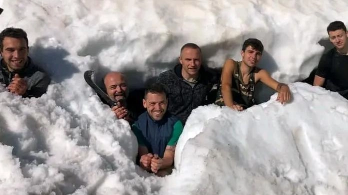 Milioni di italiani hanno potuto apprendere la storia dell’antico mestiere degli “Uomini della neve“ (nella foto) grazie al documentario trasmesso... Milioni di italiani hanno potuto apprendere la storia dell’antico mestiere degli “Uomini della neve“ (nella foto) grazie al documentario trasmesso...