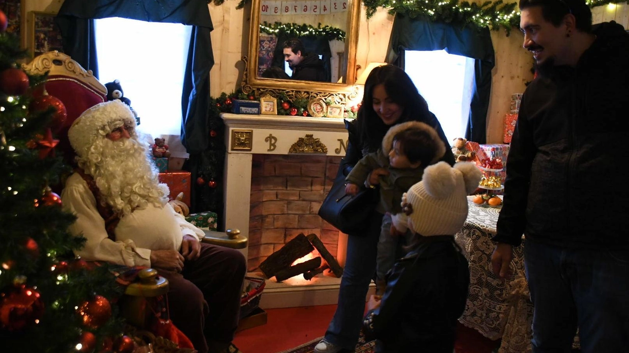 Un weekend intenso, A Carrara si animano la Casa di Babbo Natale e le strade-atelier realizzate da artisti e artigiani con Comune e Oltre Un weekend intenso, A Carrara si animano la Casa di Babbo Natale e le strade-atelier realizzate da artisti e artigiani con Comune e Oltre