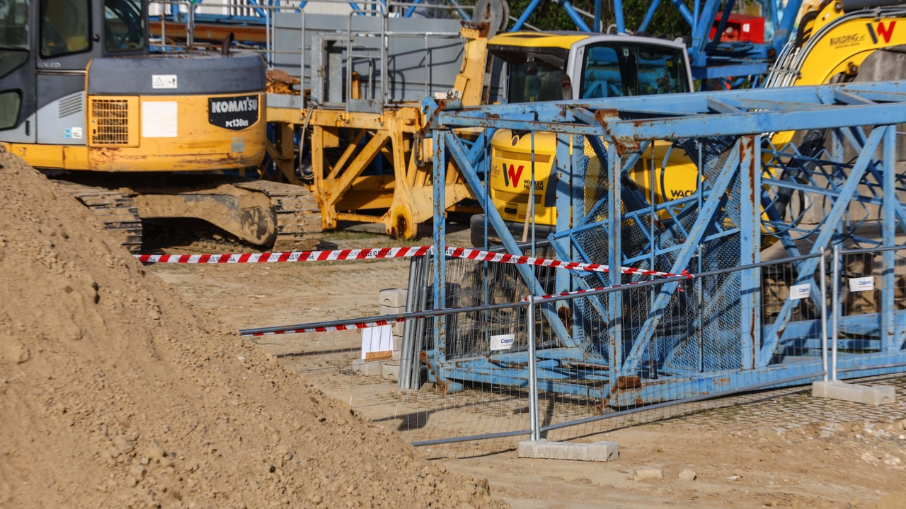 Un’immagine aerea della zona del cantiere del nuovo teatro delimitata dopo il ritrovamento dell’ordigno bellico Un’immagine aerea della zona del cantiere del nuovo teatro delimitata dopo il ritrovamento dell’ordigno bellico