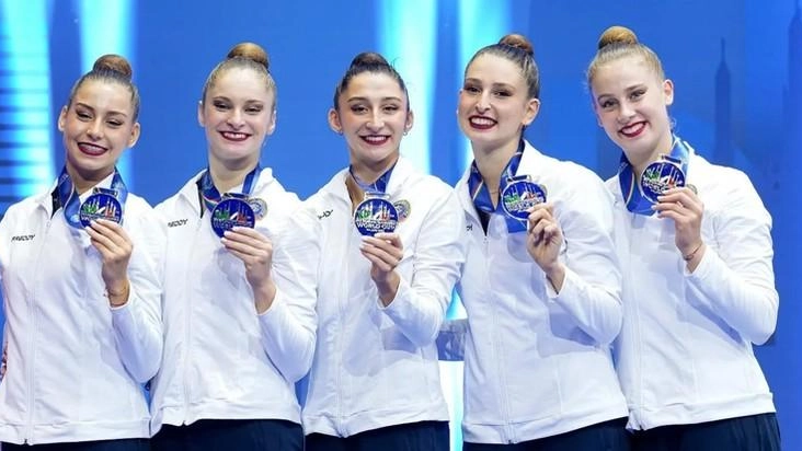 Le “farfalle d’oro“ Sofia Sicignano e Chiara Badii (nella foto rispettivamente la seconda da sinistra e la prima da destra)...