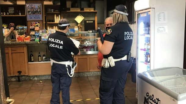 Agenti della polizia municipale durante i controlli in un locale (. foto d’archivio Agenti della polizia municipale durante i controlli in un locale (. foto d’archivio