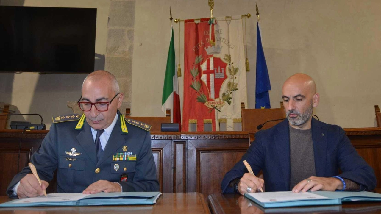 Il colonnello Carlo Tomassini e il sindaco Luca Secondi firmano l’accordo Il colonnello Carlo Tomassini e il sindaco Luca Secondi firmano l’accordo