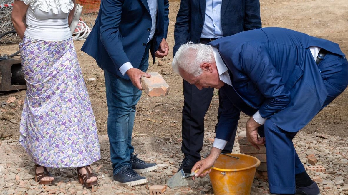 Operai al lavoro nell’area del Serristori per costruire il nuovo polo sanitario. Di fianco all’attuale presidio sanitario "Da Verrazzano",... Operai al lavoro nell’area del Serristori per costruire il nuovo polo sanitario. Di fianco all’attuale presidio sanitario "Da Verrazzano",...