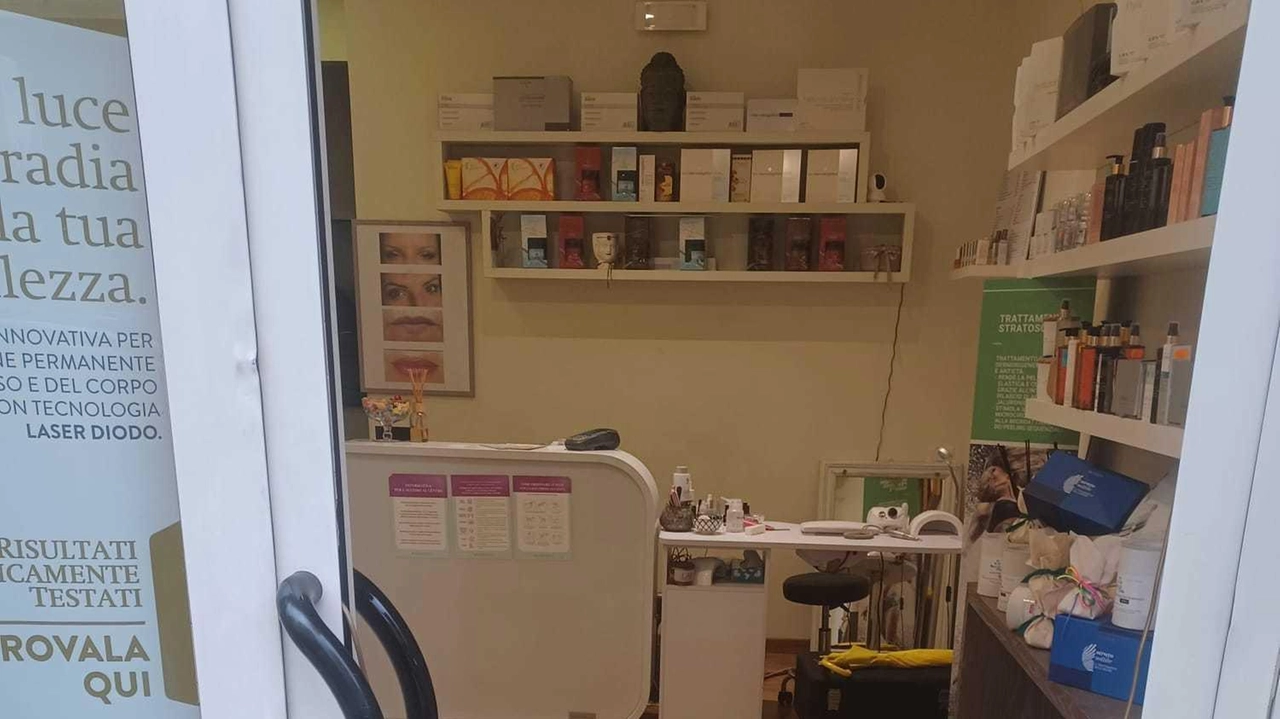 La vetrina del negozio di estetica di via Buozzi: è stata spaccata alle 15 di sabato La vetrina del negozio di estetica di via Buozzi: è stata spaccata alle 15 di sabato
