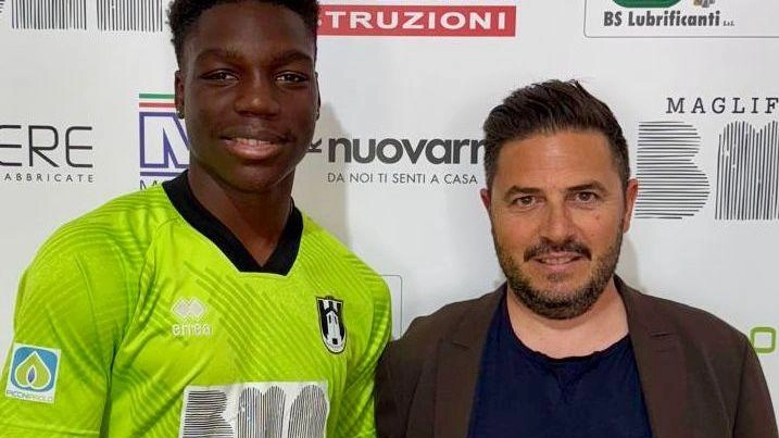 Il portiere Ben Farid Bambara, che proviene dalla Pro Sesto, assieme al diesse Emanuele Monni Il portiere Ben Farid Bambara, che proviene dalla Pro Sesto, assieme al diesse Emanuele Monni