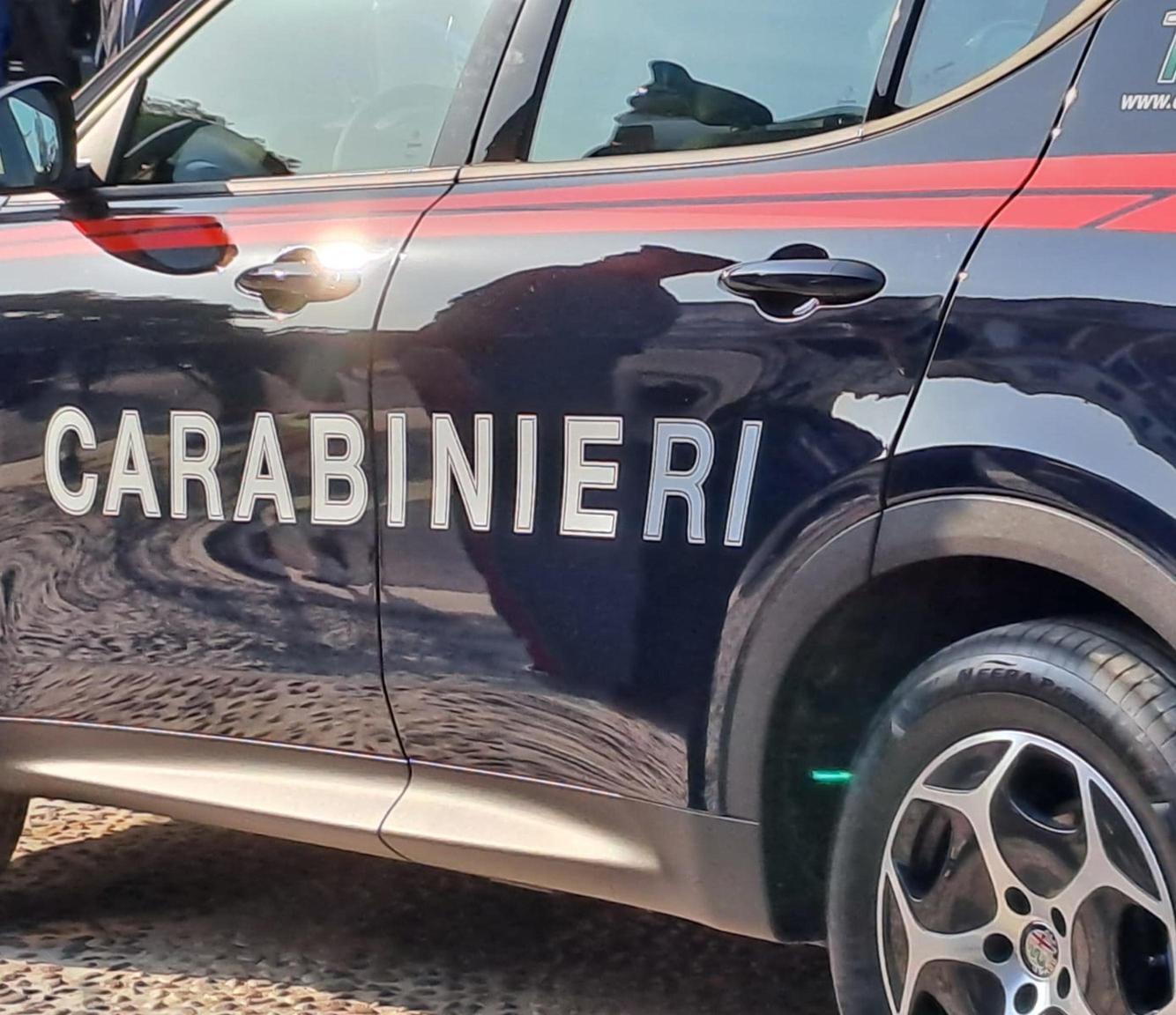 Trova portafogli pieno di soldi. Sedicenne porta ai carabinieri Trova portafogli pieno di soldi. Sedicenne porta ai carabinieri