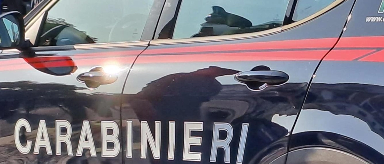 Trova portafogli pieno di soldi. Sedicenne porta ai carabinieri