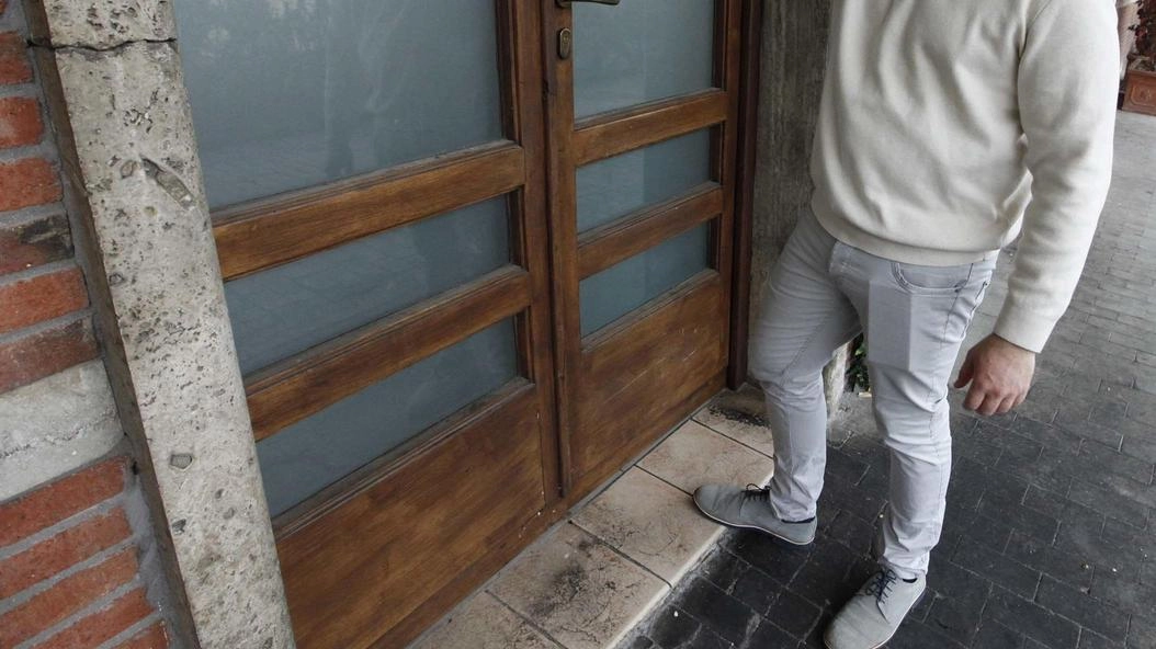 Simone Giroldi alla porta del suo locale, visitato due volte dai ladri in pochi mesi