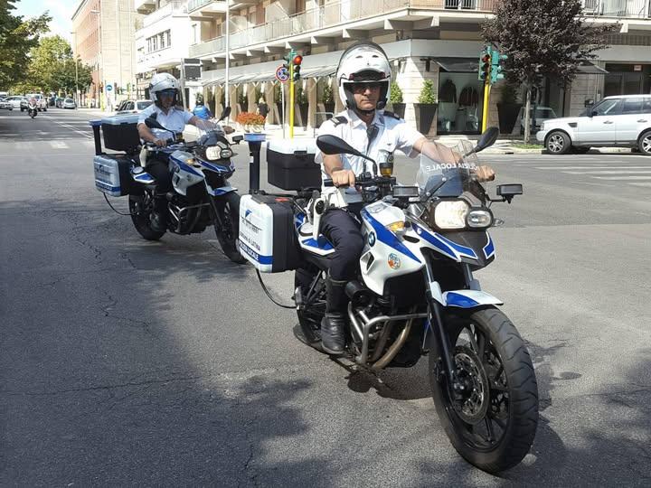 https://www.lanazione.it/image-service/view/acePublic/alias/contentid/NmJhMWU2ZWYtZTQwZS00/0/polizia-locale.jpeg