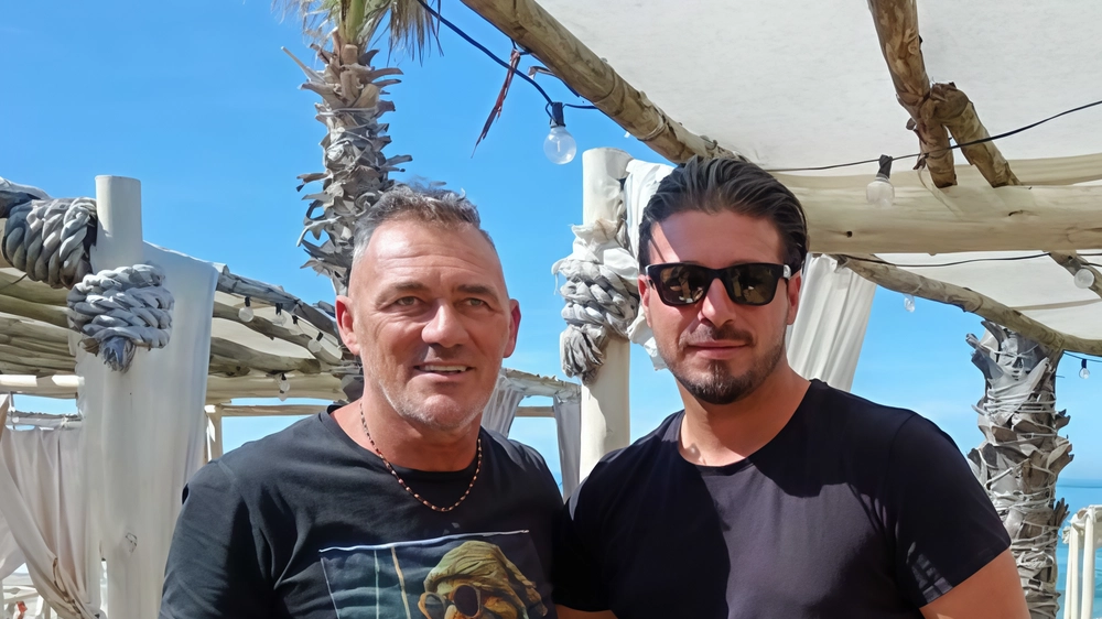 Alessio Giorgieri (Osteria del mare) e Dario Palagi. (bagno Nando). In alto, Daniele Tarantino davanti al ’lavarone’ Alessio Giorgieri (Osteria del mare) e Dario Palagi. (bagno Nando). In alto, Daniele Tarantino davanti al ’lavarone’