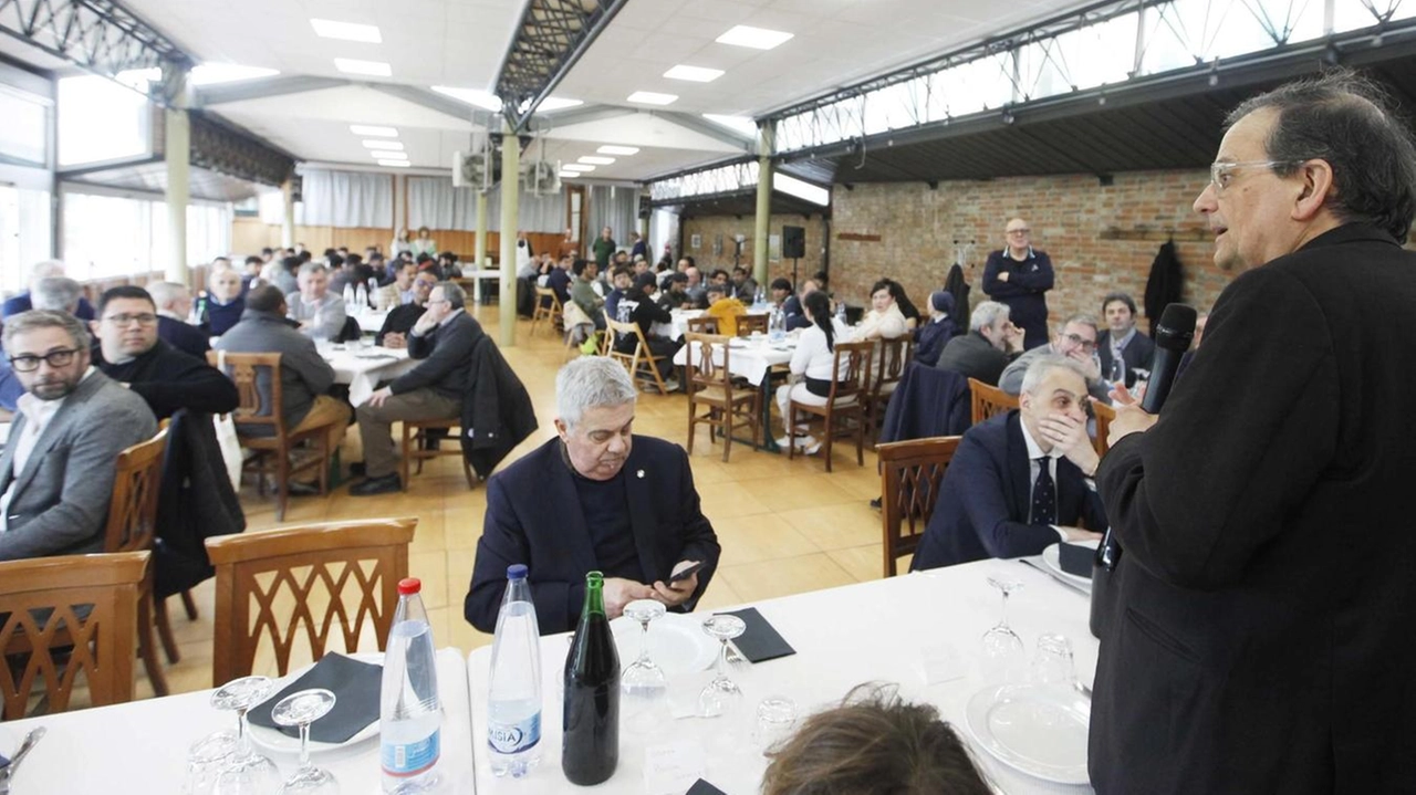 Il cardinale Augusto Paolo Lojudice ieri al ’Pranzo della solidarietà’ che si è tenuto nei locali della Tuberosa con 120 ospiti a tavola