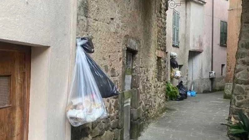 La spazzatura per le vie di Borghetto. Per giorni non è stata raccolta, tanto che il Comune ha scritto alla Prefettura.. Ieri il problema sembra essere stato risolto La spazzatura per le vie di Borghetto. Per giorni non è stata raccolta, tanto che il Comune ha scritto alla Prefettura.. Ieri il problema sembra essere stato risolto