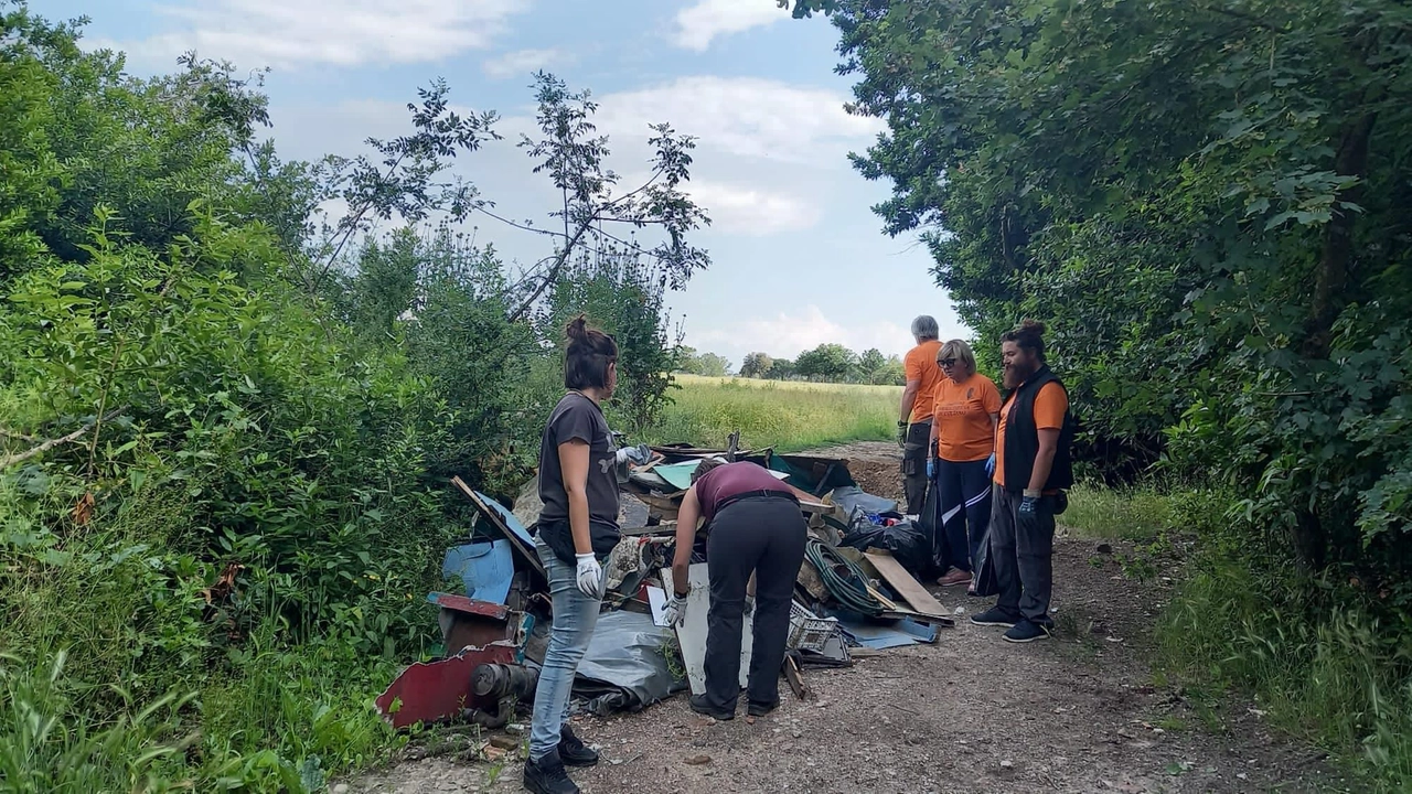 Un intervento di pulizia dalle discariche abusive con. cittadini volontari del Comitato per la difesa di Coltano