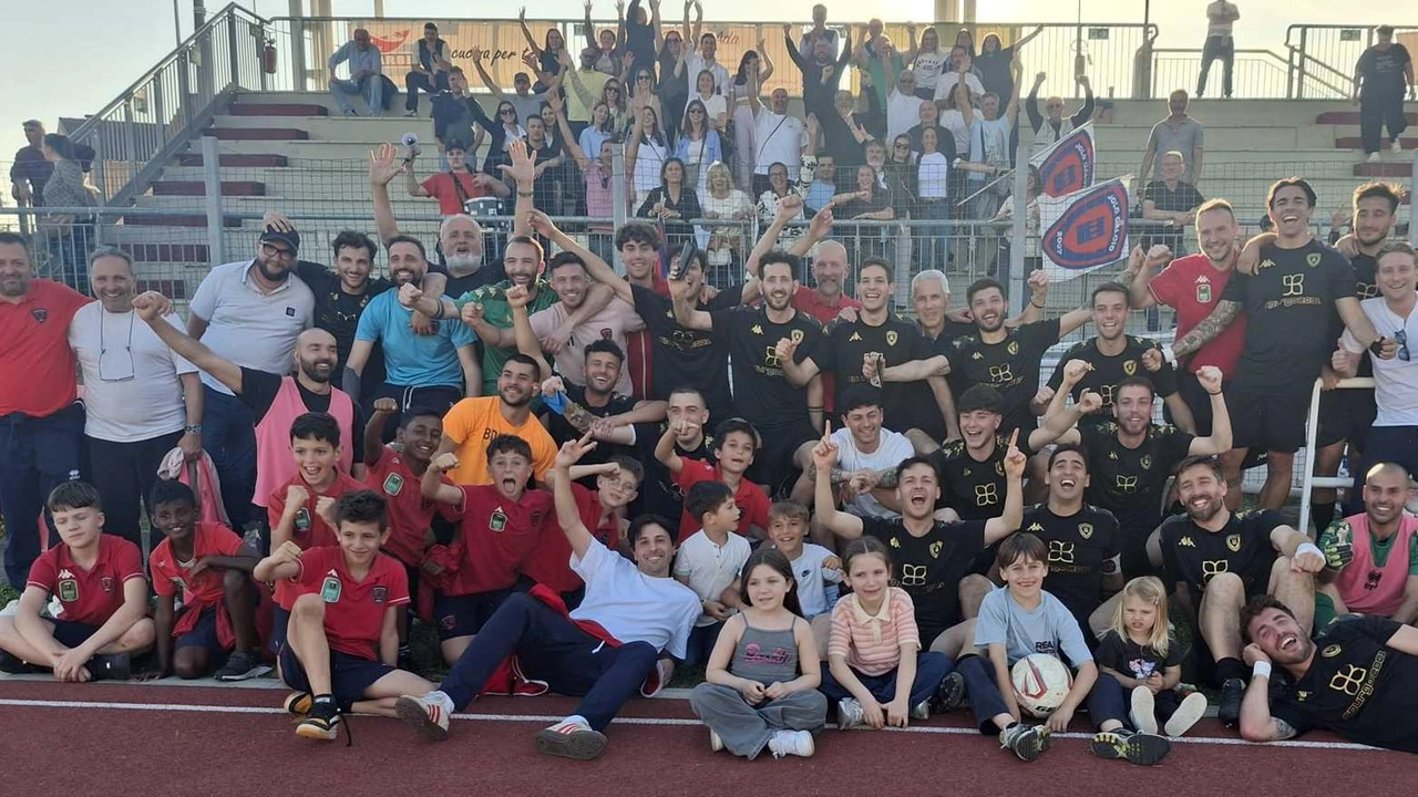 Grande gioia per la squadra dello Jolo e per i tanti sostenitori che hanno seguito la sfida a Monsummano incitando i colori rossoblu Grande gioia per la squadra dello Jolo e per i tanti sostenitori che hanno seguito la sfida a Monsummano incitando i colori rossoblu