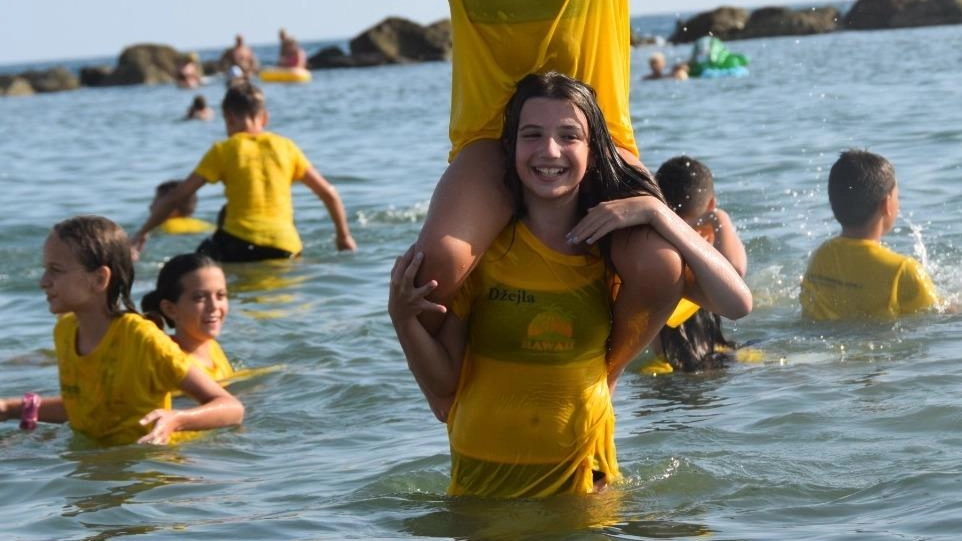 La gioia dei ragazzini dell’est Europa a Marina di Massa ospiti di Intesa San Paolo all’ex Torre Fiat La gioia dei ragazzini dell’est Europa a Marina di Massa ospiti di Intesa San Paolo all’ex Torre Fiat