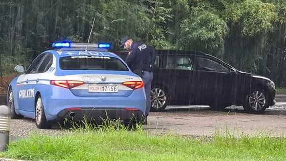 Intervenuta la polizia ha fermato i due ragazzi che stavano provando ad allontanarsi dal negozio con la merce rubata Intervenuta la polizia ha fermato i due ragazzi che stavano provando ad allontanarsi dal negozio con la merce rubata