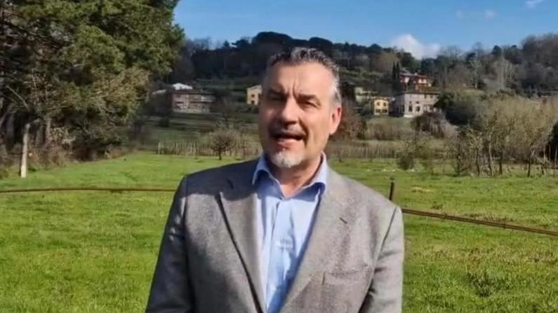 Il sindaco di Porcari nella zona dove dovrebbe nascere l’impianto fotovoltaico Il sindaco di Porcari nella zona dove dovrebbe nascere l’impianto fotovoltaico