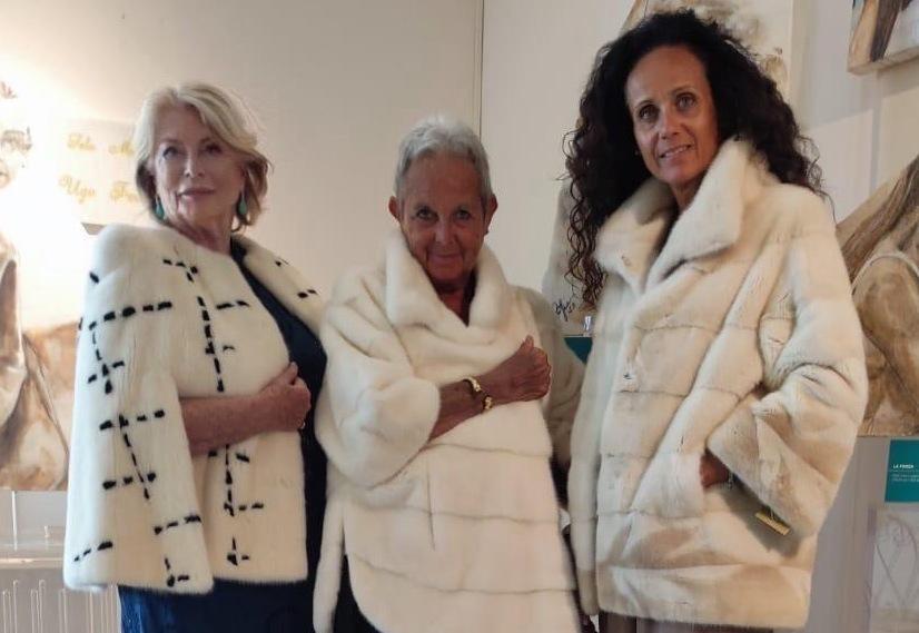 https://www.lanazione.it/image-service/view/acePublic/alias/contentid/NmJlMDQ4NGUtNmUwNS00/0/lusso-arte-e-moda-a-villa-bertelli-sfilata-evento-con-pellicce-e-occhiali-grande-omaggio-al-made-in-italy.jpeg?f=1.91:1&w=1200