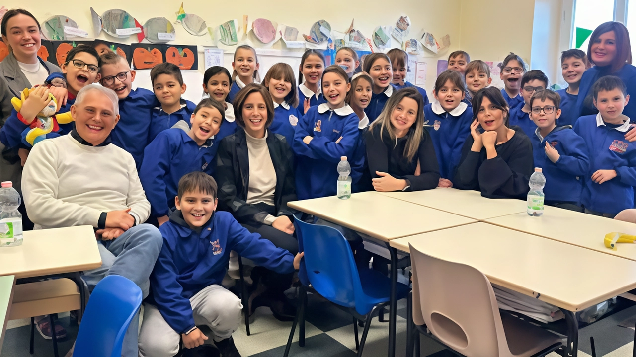 ll sindaco Sara D’Ambrosio in classe con gli alunni della primaria ll sindaco Sara D’Ambrosio in classe con gli alunni della primaria