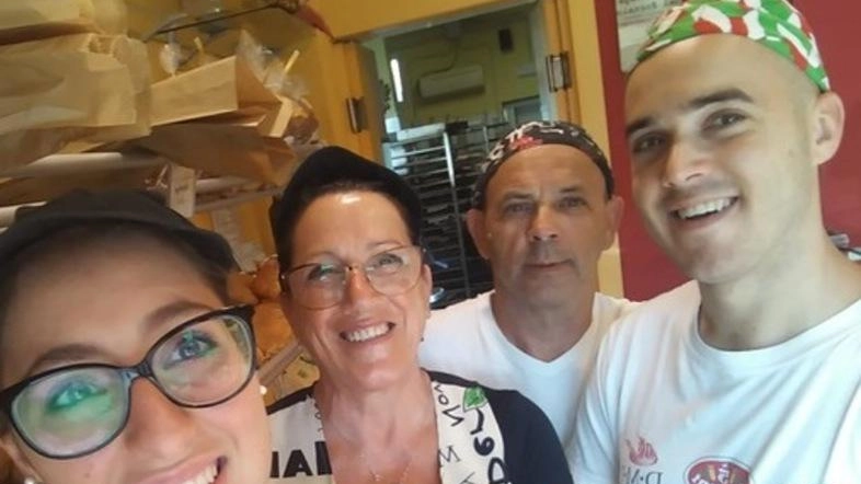 Settimio Dal Pino con la famiglia nella Bottega del fornaio di Nazzano Settimio Dal Pino con la famiglia nella Bottega del fornaio di Nazzano