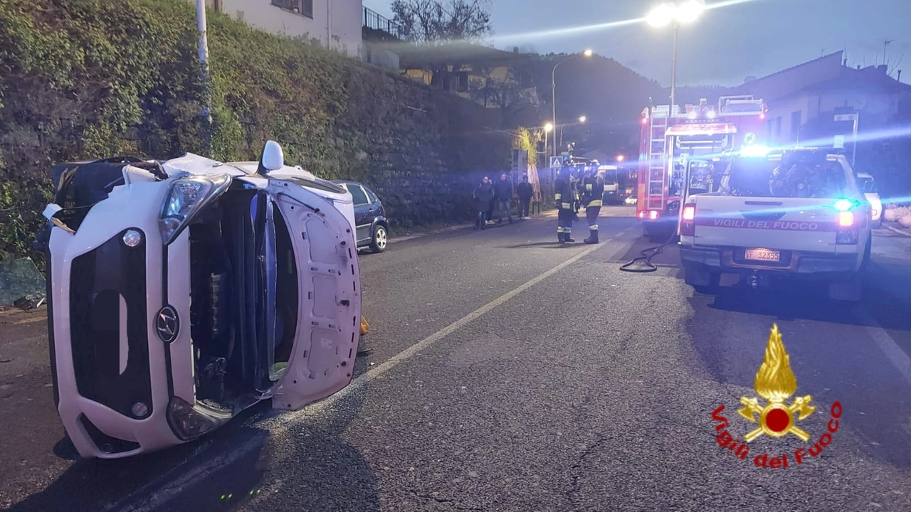 Auto ribaltata sulla strada 325 a Vaiano, vigili dle fuoco e polizia municipale sul posto Auto ribaltata sulla strada 325 a Vaiano, vigili dle fuoco e polizia municipale sul posto