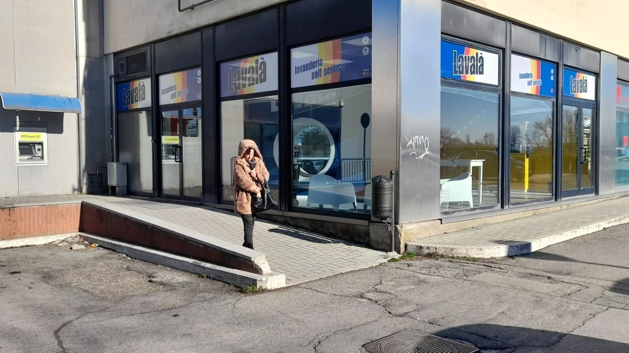 La cassa è stata ovviamente anche in questo caso l’obiettivo al quale mirare: i soldi portati via dovrebbe essere di qualche centinaio di euro La cassa è stata ovviamente anche in questo caso l’obiettivo al quale mirare: i soldi portati via dovrebbe essere di qualche centinaio di euro