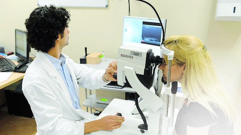 Una visita oculistica in ambulatorio (Foto di repertorio) Una visita oculistica in ambulatorio (Foto di repertorio)