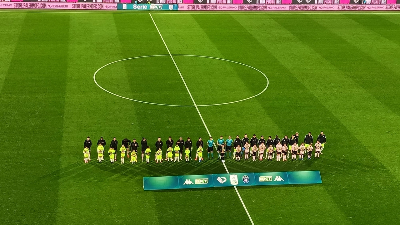 Palermo-Pisa, le squadre a centrocampo prima dell'inizio. Per i nerazzurri tre punti d'oro in Sicilia