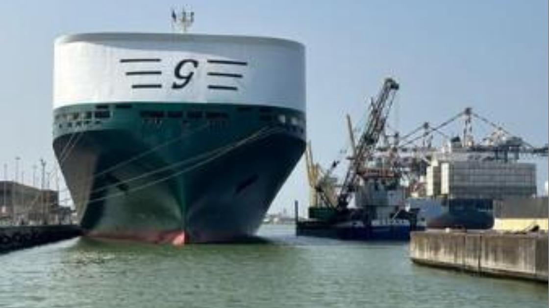 Pisa, il canale dei Navicelli bloccato da una nave. La denuncia di Confindustria Pisa, il canale dei Navicelli bloccato da una nave. La denuncia di Confindustria