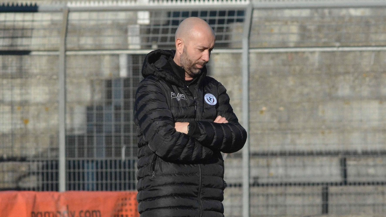 Il nuovo allenatore Cristian Bucchi durante il primo allenamento Il nuovo allenatore Cristian Bucchi durante il primo allenamento