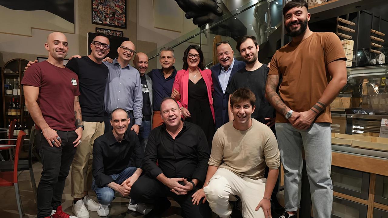 Tutti insieme sulle Dolomiti per festeggiare i 40 anni dell’azienda. Non è certo da tutti ricevere un regalo così dal... Tutti insieme sulle Dolomiti per festeggiare i 40 anni dell’azienda. Non è certo da tutti ricevere un regalo così dal...