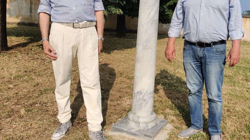 Marco Tempestini e Umberto Mannelli e la colonna che segna le distanze. in miglia romane da Pistoia, Fiesole, Lucca e Roma Marco Tempestini e Umberto Mannelli e la colonna che segna le distanze. in miglia romane da Pistoia, Fiesole, Lucca e Roma