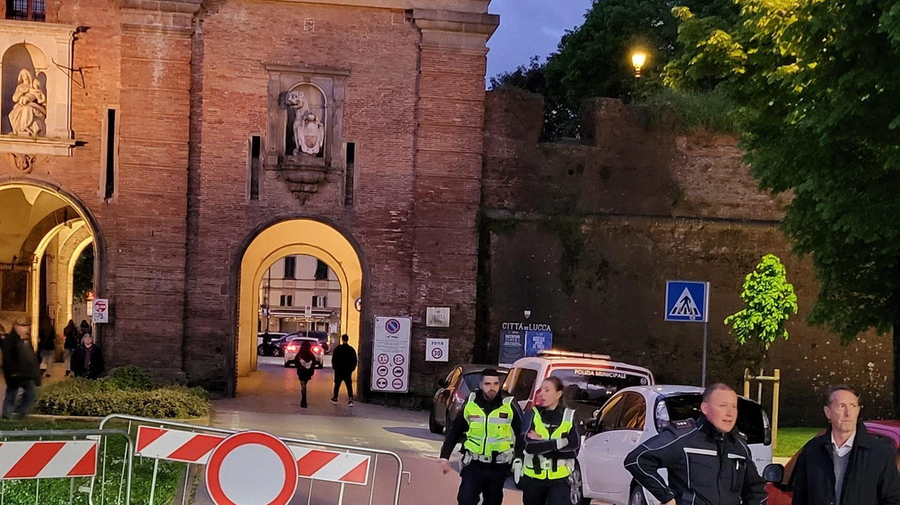 Le chiusure serali di Porta Santa Maria durante il weekend ad eccezione dei residenti (foto Alcide) Le chiusure serali di Porta Santa Maria durante il weekend ad eccezione dei residenti (foto Alcide)