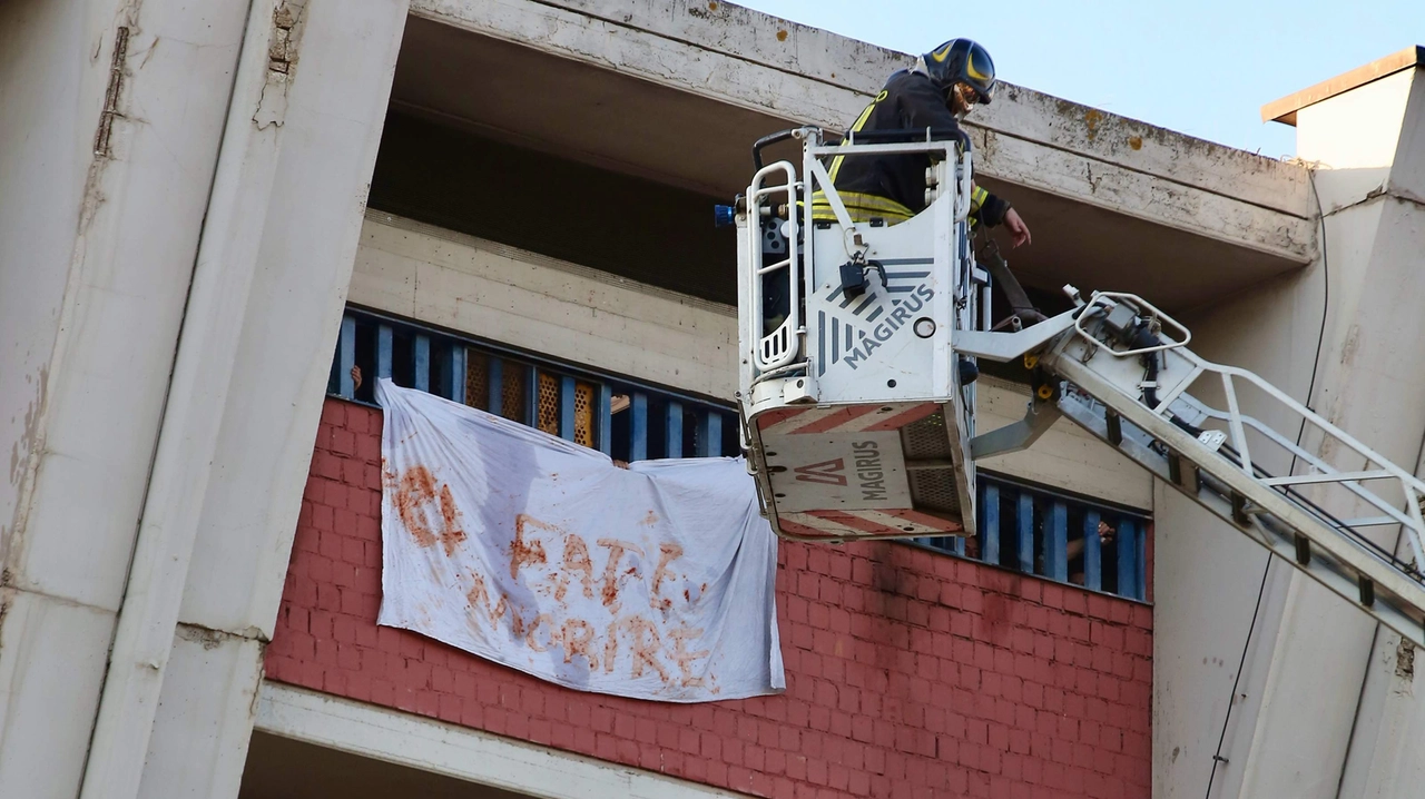 Un momento della protesta dei detenuti nel carcere di Sollicciano Un momento della protesta dei detenuti nel carcere di Sollicciano