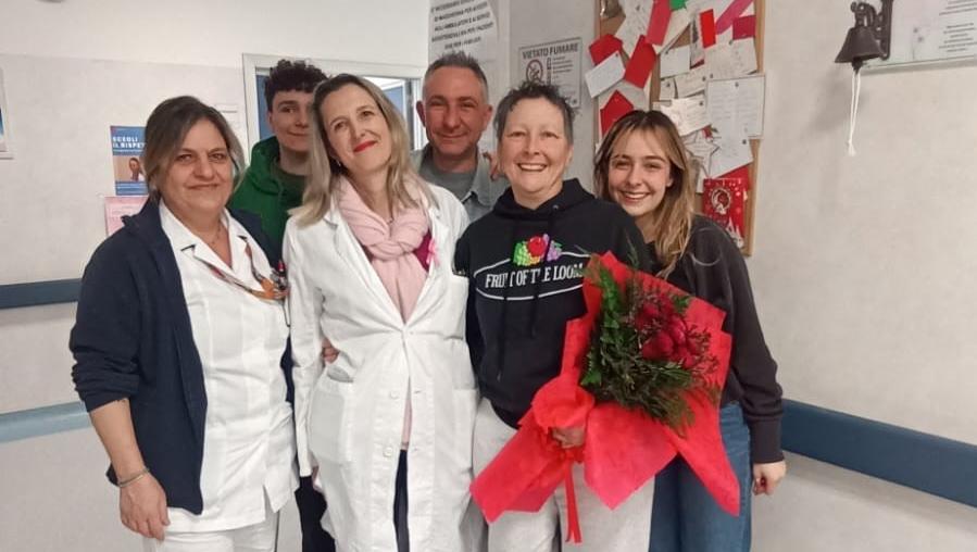 monica finisce le cure oncologiche e all ospedale di empoli suona la ‘campana del sollievo 