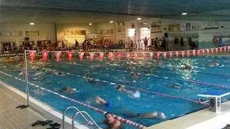 La chiusura della piscina comunale fa discutere e i gruppi di opposizione alzano la voce contro la maggioranza La chiusura della piscina comunale fa discutere e i gruppi di opposizione alzano la voce contro la maggioranza