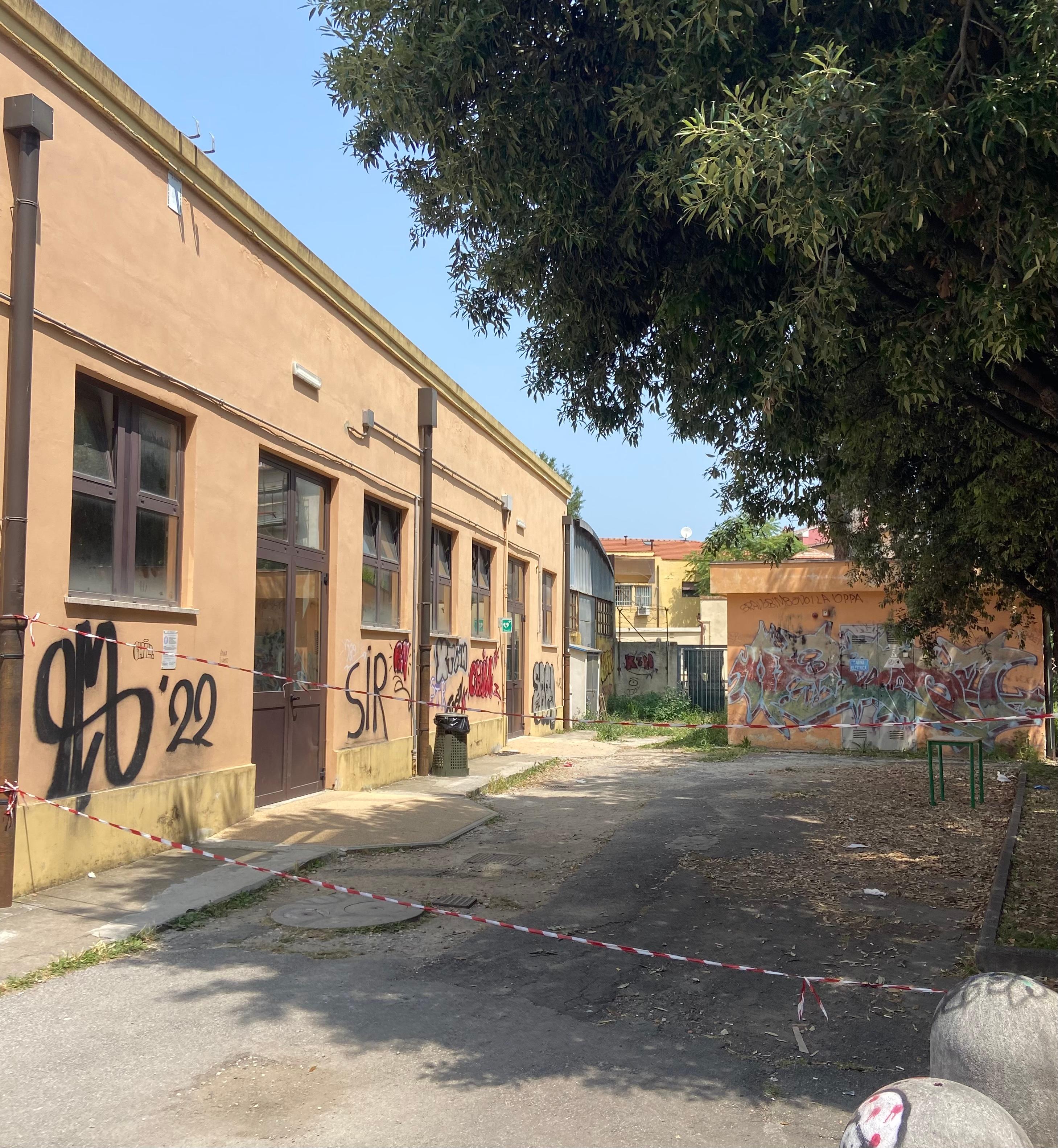 Razzia prima degli esami. Ladri vandali nei licei. Spaccato anche un muro Razzia prima degli esami. Ladri vandali nei licei. Spaccato anche un muro