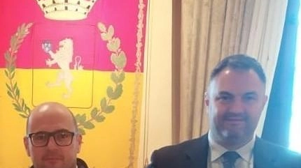Il sindaco di San Gimignano Andrea Marrucci e l’assessore al bilancio Gianni Bartalini spiegano il bilancio preventivo 2025 Il sindaco di San Gimignano Andrea Marrucci e l’assessore al bilancio Gianni Bartalini spiegano il bilancio preventivo 2025