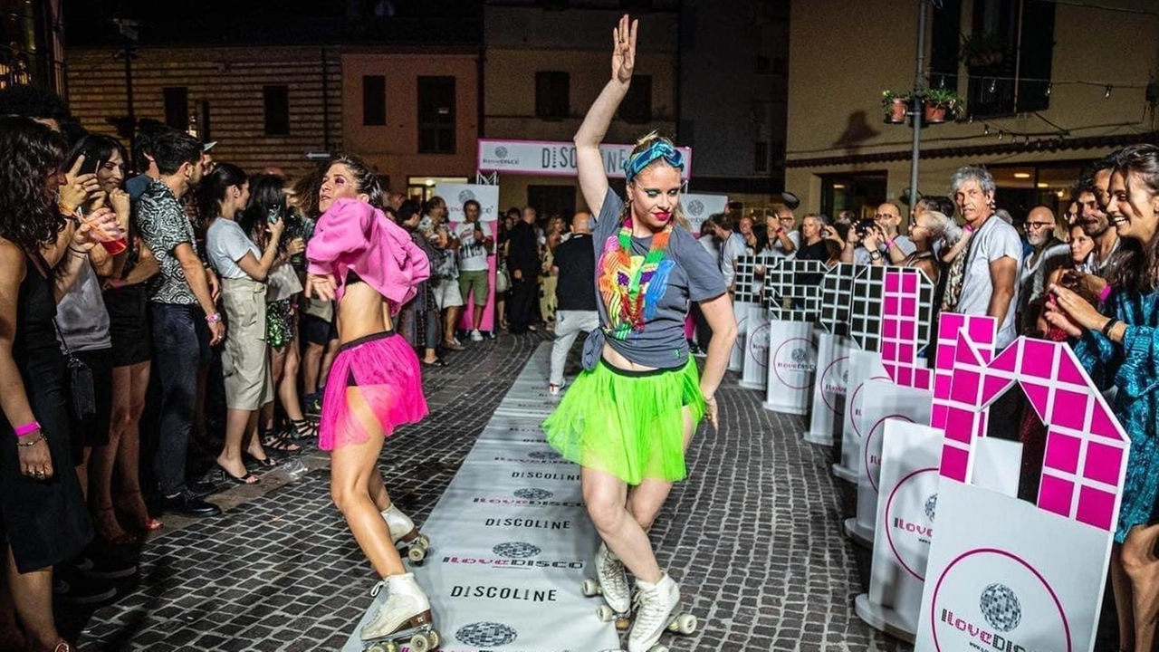 La sfilata «DiscoLine» si terrà stasera in via Versilia per poi concludersi allo spazio Agorà in piazza XXIV Maggio, dove si ballerà fino a mezzanotte La sfilata «DiscoLine» si terrà stasera in via Versilia per poi concludersi allo spazio Agorà in piazza XXIV Maggio, dove si ballerà fino a mezzanotte