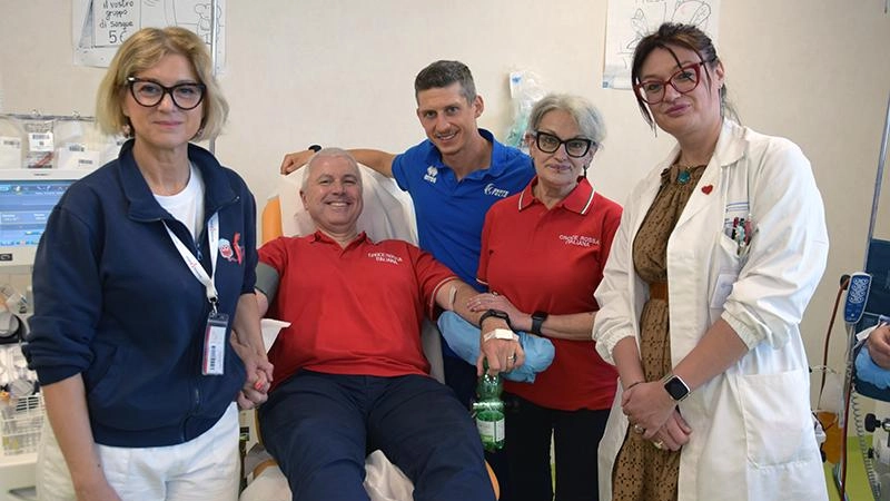 Testimonial al Centro Emotrasfusionale il campione del mondo e Mangia d’oro Duccio Marsili con la dottoressa Elena Marchini e le associazioni di volontariato Testimonial al Centro Emotrasfusionale il campione del mondo e Mangia d’oro Duccio Marsili con la dottoressa Elena Marchini e le associazioni di volontariato