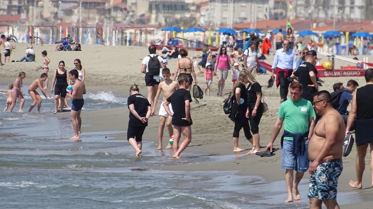 Non si trovano lavoratori stagionali: allarme dalle categorie per l’estate in Versilia