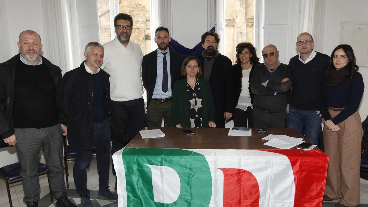 I vertici del Pd Andrea Valenti e Rossana Salluce con la presidente della Provincia, Agnese Carletti, e alcuni sindaci Dem I vertici del Pd Andrea Valenti e Rossana Salluce con la presidente della Provincia, Agnese Carletti, e alcuni sindaci Dem
