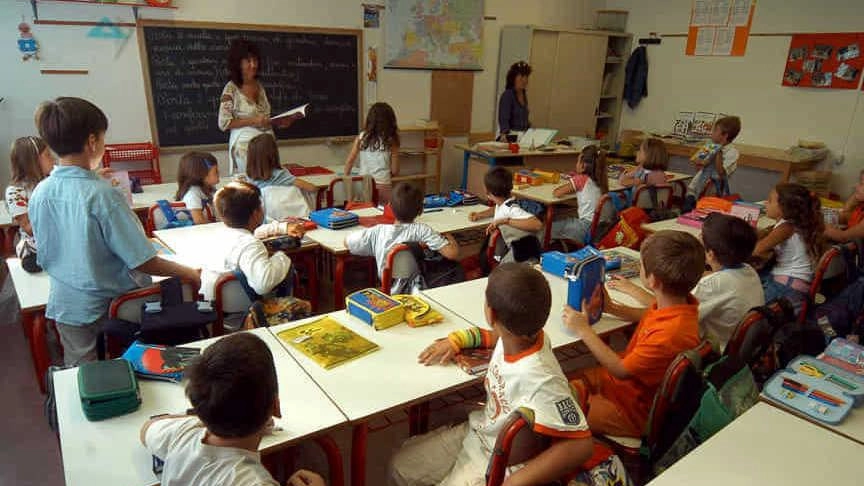 Bambini a lezione in una scuola elementare. Il plesso «De Amicis» il prossimo settembre affronterà la «crisi demogafica» per. comporre la classe prima Bambini a lezione in una scuola elementare. Il plesso «De Amicis» il prossimo settembre affronterà la «crisi demogafica» per. comporre la classe prima