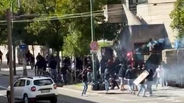 Un momento degli scontri tra tifosi di Spezia e Reggiana Un momento degli scontri tra tifosi di Spezia e Reggiana