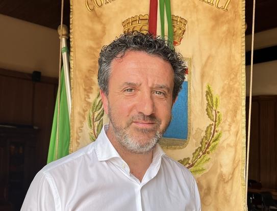 https://www.lanazione.it/image-service/view/acePublic/alias/contentid/NmM2Nzk0MjEtMjNmNC00/0/illuminazione-pubblica-prosegue-la-riqualificazione-degli-impianti-sul-lungomare.jpeg